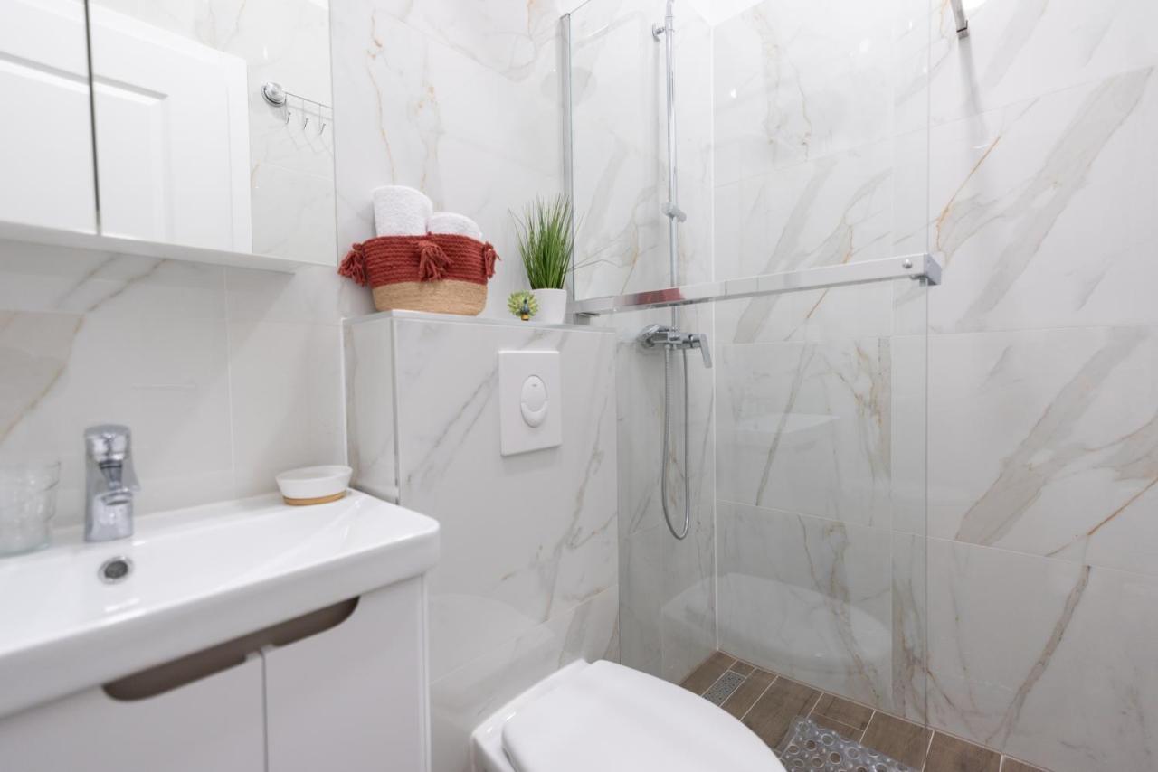 Throne Of 1 Apartament
